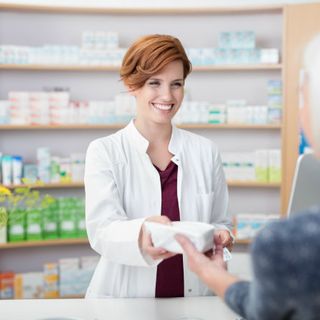 farmacista con cliente