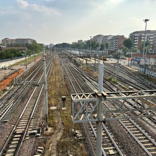 Atti vandalici alla stazione di Rivarolo: danneggiati un treno della linea Sfm1 e due autobus GTT. Disagi per i pendolari