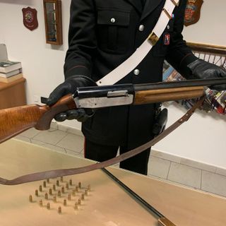 Teneva illegalmente in casa fucile e carabina, arrestato agricoltore a Volpiano