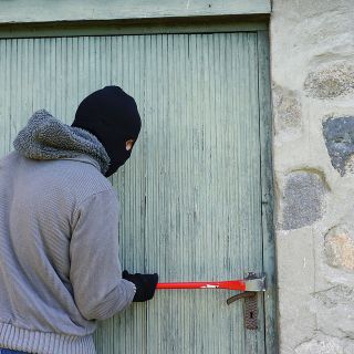 Picchiato e derubato da tre persone: brutta avventura per un 52enne di Bollengo (fot di archivio)