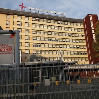 Lite in fabbrica tra due operai: un uomo viene colpito con una forchetta a braccia e addome