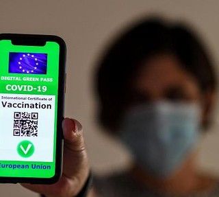 Dal 15 ottobre obbligo di green pass per tutti i lavoratori e tamponi gratuiti a chi non potrà vaccinarsi