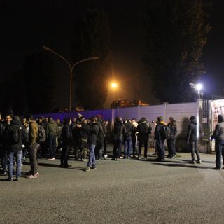 Green Pass obbligatorio, a Torino lavoratori fuori dalle fabbriche: “È un ricatto, abbiamo figli da sfamare&quot; [FOTO e VIDEO]
