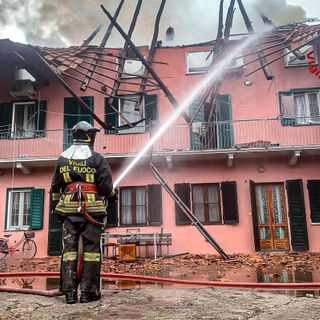 A fuoco uno stabile di due piani a Caluso: pompieri al lavoro fino alla tarda serata