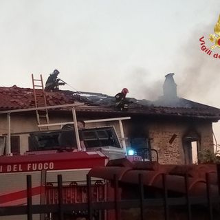 Abitazione a fuoco a Verrua Savoia: intervento dei vigili del fuoco