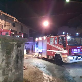 Ivrea, a fuoco nella notte tetto di una palazzina: famiglie sfollate