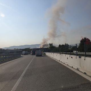 Il rogo in via Brandizzo 130: a prendere fuoco rifiuti elettronici