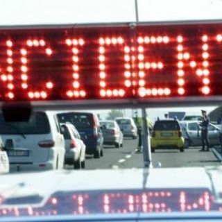 scritta luminosa &quot;Incidente&quot;