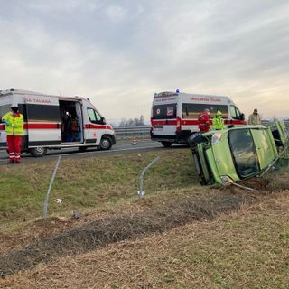Incidente sull'A5, auto si ribalta e finisce nei campi: conducente in ospedale