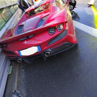 Anche una Ferrari è rimasta coinvolta in un incidente in tangenziale