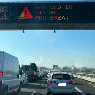 Un tir va a fuoco sulla Torino-Milano: chiuso un tratto dell'autostrada, lunghe code in direzione Torino
