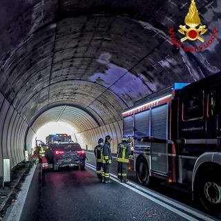 Strambinello, brutto incidente dentro la galleria Quagliuzzo: tre auto coinvolte