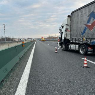 Incidente in autostrada tra due mezzi pesanti