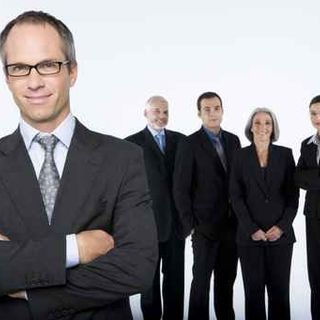 Persone eleganti in fila tipo manager