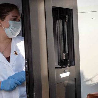 Paziente e infermiere con mascherine protettive