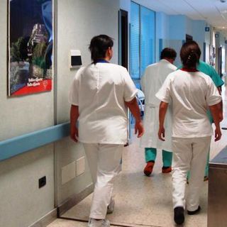 medici e infermieri in corsia
