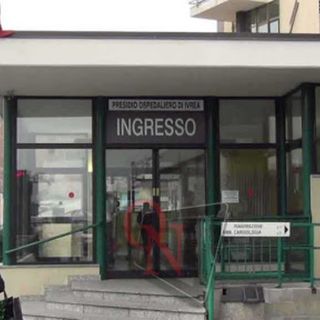 L'uomo ha danneggiato anche il vetro del reparto
