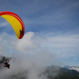 Precipita con il parapendio, uomo si frattura le gambe
