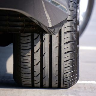 auto con pneumatico in primo piano