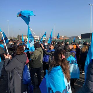 Lavoratori in presidio davanti ad Amazon Brandizzo
