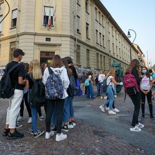 ragazzi davanti a scuola