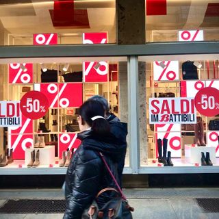 Saldi invernali con vetrine addobbate