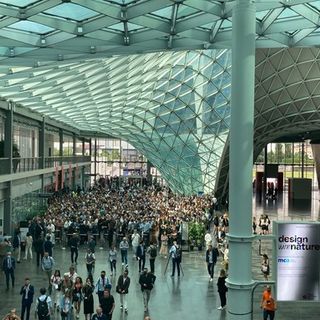 Il Salone del Mobile di Milano torna ed è subito folla: «Coraggio, tenacia e investimenti»