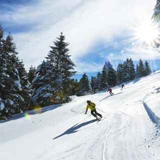 Uomo che scia in montagna