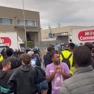 Protesta davanti ai magazzini di Mondo Convenienza