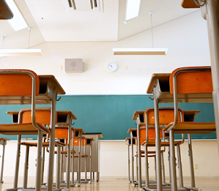 Domani riaprono le scuole, ma solo per essere &quot;sanificate e igienizzate&quot;: ecco cosa vuol dire. Studenti sui banchi da mercoledì
