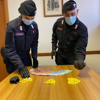 carabinieri con dosi di droga sequestate