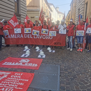 Incidente di Brandizzo, a Vercelli sfilano in duemila. Landini: &quot;Si cambi il sistema&quot;. Le famiglie delle vittime: &quot;Vogliamo giustizia&quot;