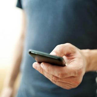 uomo che consulta il cellulare