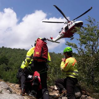 Alpette, il Soccorso Alpino recupera la salma di un uomo vicino ad un salto di alcuni metri