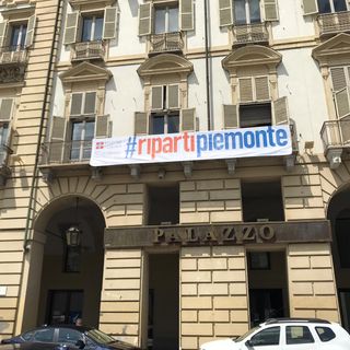 #RipartiPiemonte il nuovo striscione sul Palazzo della giunta regionale