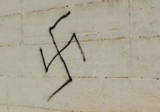 svastica su un muro