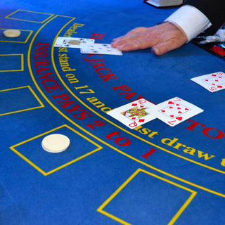 Italia ludica, tutti i giochi inventati nella Penisola: dal tressette alla briscola, fino al primo casinò e al Calcio Storico Fiorentino