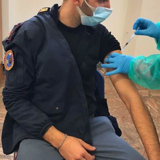 Un poliziotto si sottopone al vaccino Astrazeneca