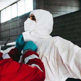 Vestizione di un infermiere con dpi anti Covid