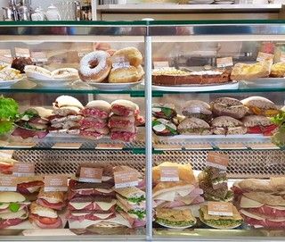 Brutte notizie per i torinesi che vanno in ferie, 8 euro il costo medio di un panino in Autogrill