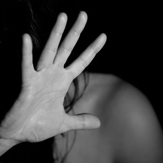 Aggredisce moglie e figlio con martelli a Chivasso: 4 arresti per maltrattamenti in famiglia in 48 ore