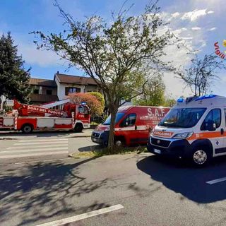 Ivrea, i vigili del fuoco soccorrono una paziente a casa portandola fuori con un sistema di funi con barella