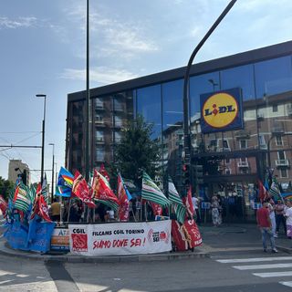 Otto ore di sciopero davanti al Lidl: “Chiediamo aumenti, non buoni spesa”