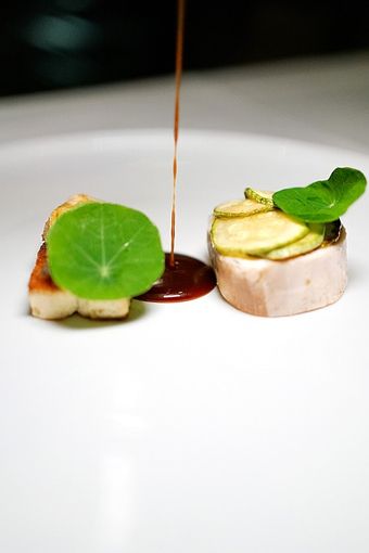 Coniglio in due cotture, salsa al Rossese ed eucalipto della riviera