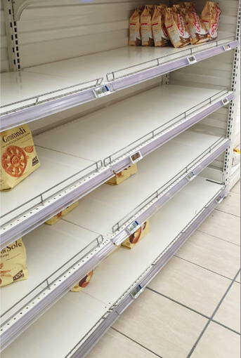 Alcuni scaffali di un supermercato della città