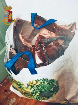 Ivrea, in manette dopo aver rubato 10 chili di rame dalla grondaia dell'ex centro prelievi Ivrea, in manette dopo aver rubato 10 chili di rame dalla grondaia dell'ex centro prelievi