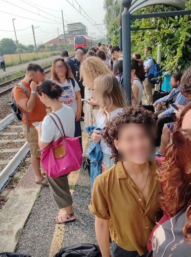 Ressa sulla Torino-Ivrea, tante persone ammassate Ressa sulla Torino-Ivrea, tante persone ammassate