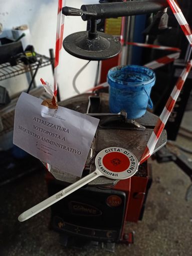 Non è iscritta al registro delle imprese: sequestrata una carrozzeria in strada di Settimo Non è iscritta al registro delle imprese: sequestrata una carrozzeria in strada di Settimo