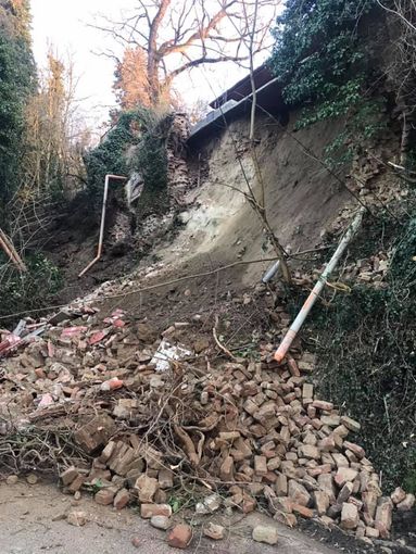 Crolla una collina sulla strada provinciale 100 a San Sebastiano Po