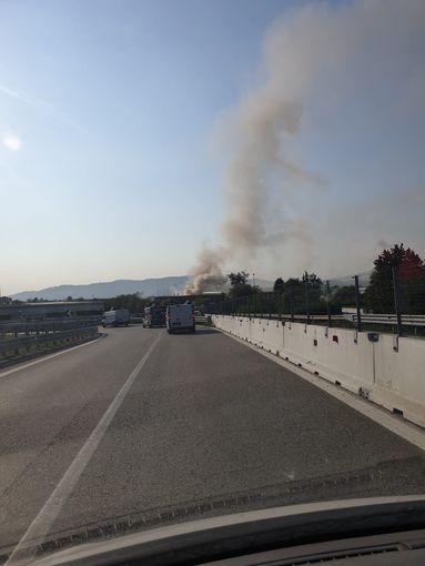 Il rogo in via Brandizzo 130: a prendere fuoco rifiuti elettronici Il rogo in via Brandizzo 130: a prendere fuoco rifiuti elettronici